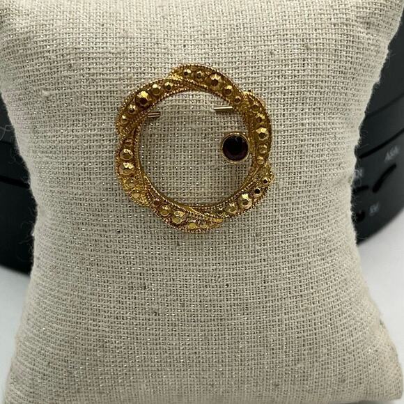 Gold Tone Round Circular Wreath Red Garnet Color Stone Unsigned Brooch - Picture 1 of 7